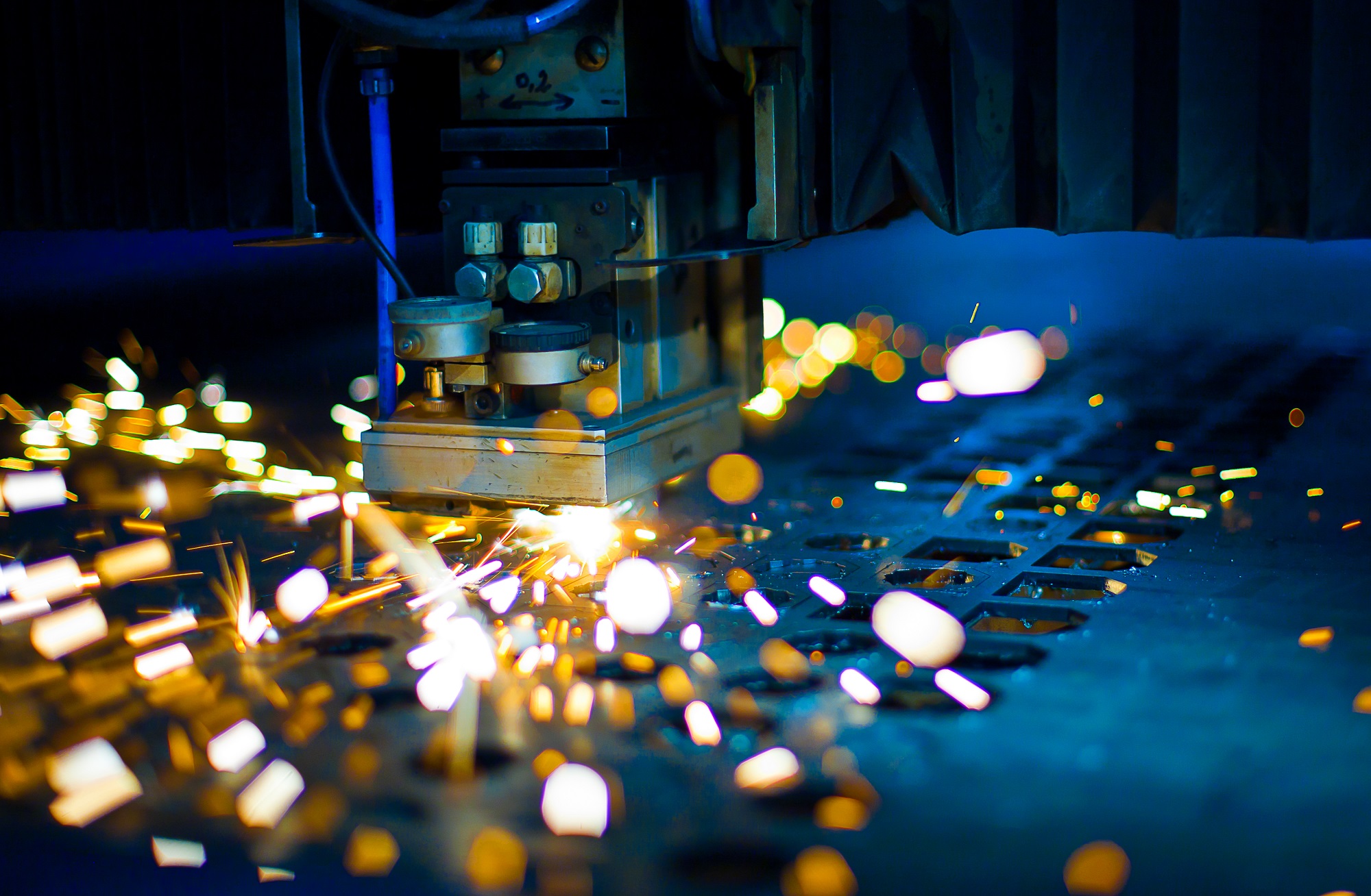 Funken sprühen bei Metallschweißarbeiten